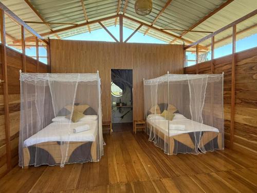 Ένα ή περισσότερα κρεβάτια σε δωμάτιο στο Valencia Lake Lodge