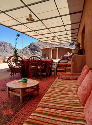 ワルザザートにあるecolodge bivouac des aiglesのソファとテーブルのあるリビングルーム