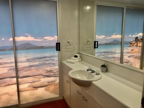 baño con lavabo y vistas al océano en Beaches No 6 - Beachfront Views, en South Mission Beach