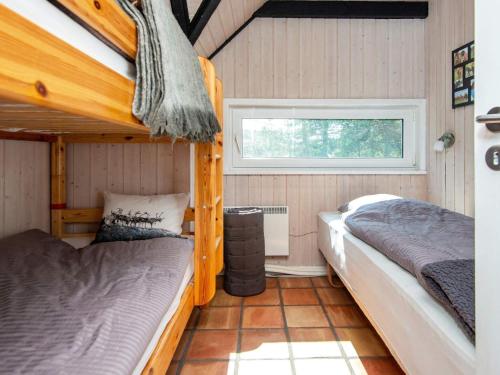 una camera da letto con due letti e una finestra di Luxury Retreat on Romo - By Traum Ferienwohnungen a Vesterhede