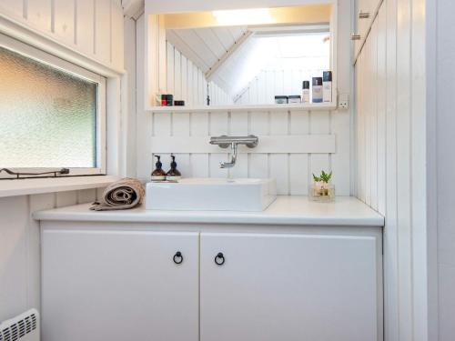 un bagno con lavandino e specchio di Luxury Retreat on Romo - By Traum Ferienwohnungen a Vesterhede