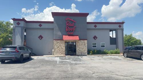 a restaurant with a car parked in a parking lot at Red Roof Inn Anderson, IN in Anderson