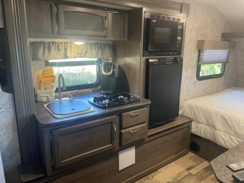 Η κουζίνα ή μικρή κουζίνα στο Charming WinnieTrailer with Cozy Private Patio Escape