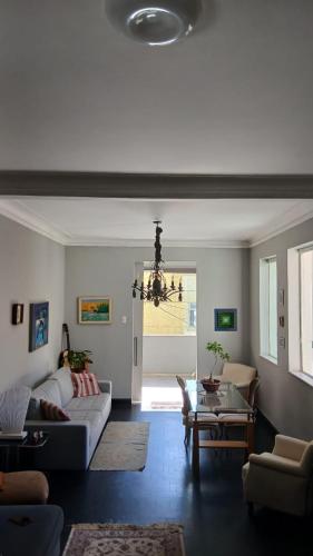 un salon avec un canapé et une table dans l'établissement Hostel Triplo J e Guest House, à Salvador