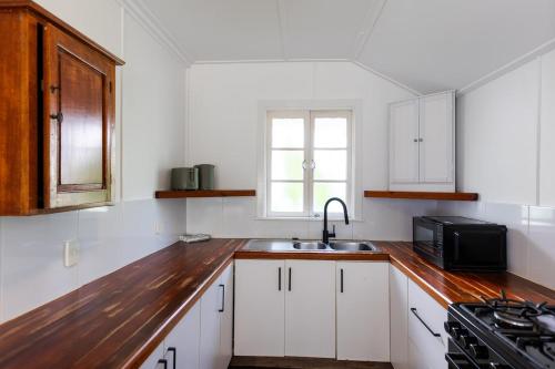 Dapur atau dapur kecil di Cute 2-Bed-2 bath Walk to Palmer