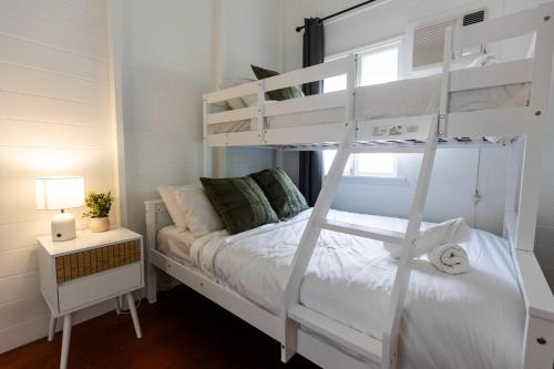 Katil atau katil-katil dalam bilik di Cute 2-Bed-2 bath Walk to Palmer