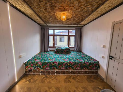 Ένα ή περισσότερα κρεβάτια σε δωμάτιο στο Snow Valley Breeze Inn