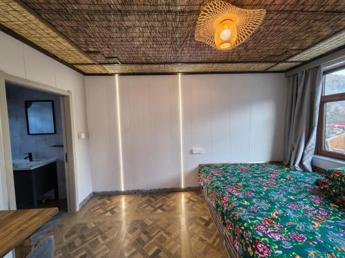 Ένα ή περισσότερα κρεβάτια σε δωμάτιο στο Snow Valley Breeze Inn
