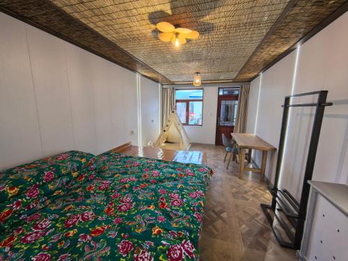 Ένα ή περισσότερα κρεβάτια σε δωμάτιο στο Snow Valley Breeze Inn