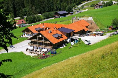 una vista sul soffitto di un grande edificio con tetto arancione di Appartement Pilzhof a Filzmoos