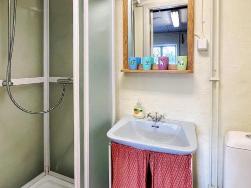 un baño con lavabo y ducha en 5 person holiday home in STENKYRKA, en Stenkyrka