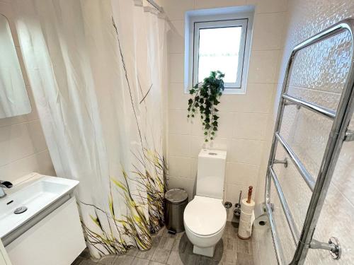 Ένα μπάνιο στο 4 star holiday home in LAHOLM