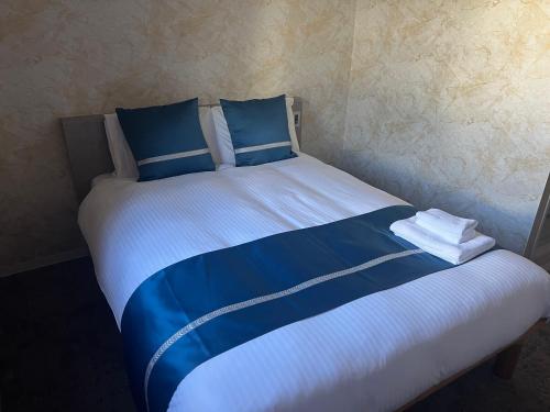 Postel nebo postele na pokoji v ubytování Hotel Underground Miyakojima