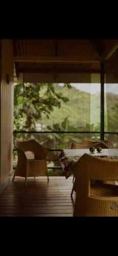 a view of a porch with a table and chairs at Bungalow Vaihere in Orufara