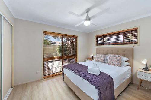 un dormitorio con una cama y una ventana en Family and Pet friendly Beachside, en Buddina