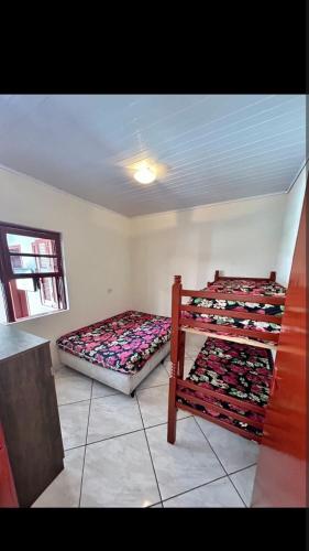 a room with two beds in a room at Recanto da paz in Matinhos