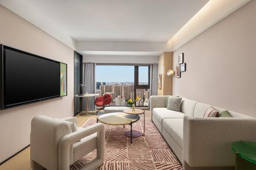Atwell Suites Shanghai Wuning by IHGにあるテレビまたはエンターテインメントセンター