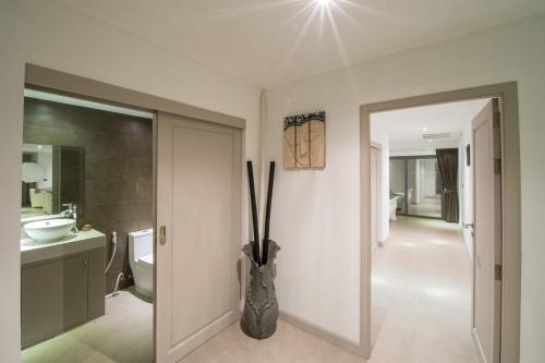 Ένα μπάνιο στο V231 Beachfront 3BR Pool Villa Stunning Seaview