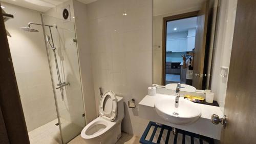 a bathroom with a toilet and a sink and a shower at Home stay 2pn Hạ Long in Ha Long
