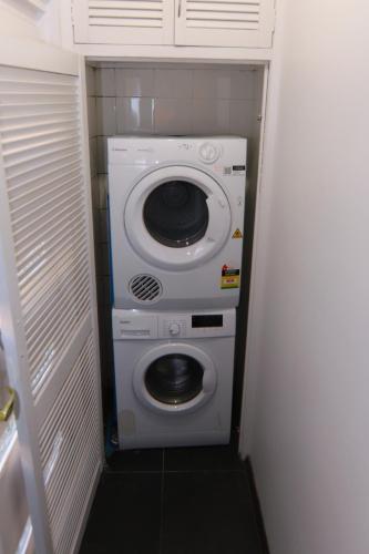 a washer and dryer in a small room at Houses in Goulburn in Goulburn