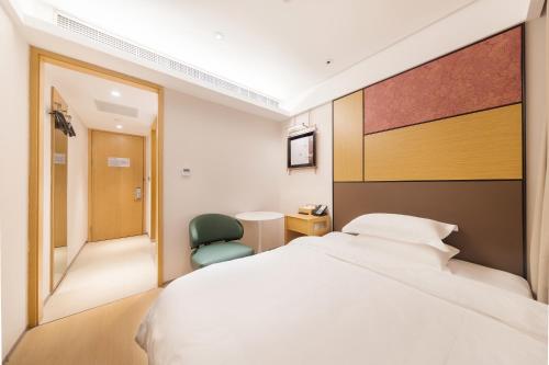 Un ou plusieurs lits dans un hébergement de l'établissement 上海繁花酒店 FLORAL HOTEl