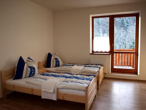 Un pat sau paturi într-o cameră la HORSKÁ CHATA SOBÍK