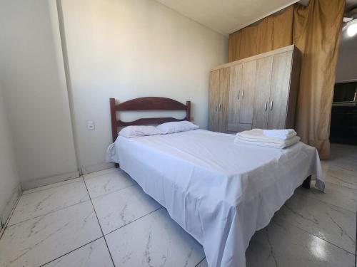Katil atau katil-katil dalam bilik di Apartamento no Centro