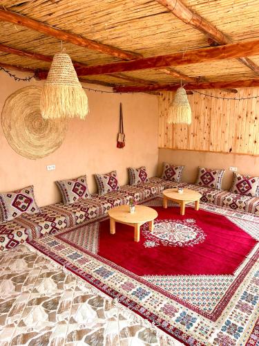 Posezení v ubytování shared room , balance surf camp , feel home , let's create memories together