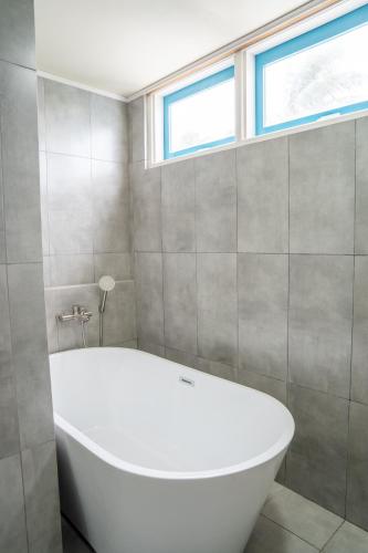 Un baño de Endorphins Beach Villa