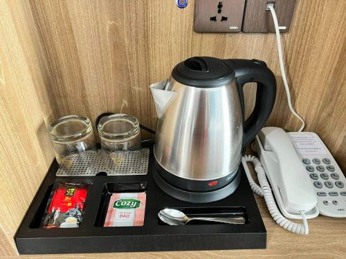 Tetera y cafetera en Tran Long Hotel Quan 12