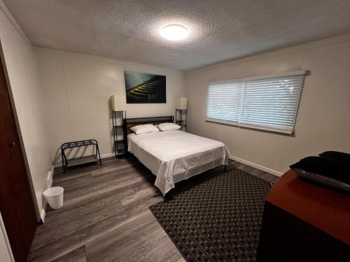 a bedroom with a bed and a window at Casa Bella Niagara 2BR 1BATH 6PPL Close to Falls in Niagara Falls