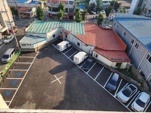 木浦市にあるMokpo Juno Hotelの駐車場車の空中風景