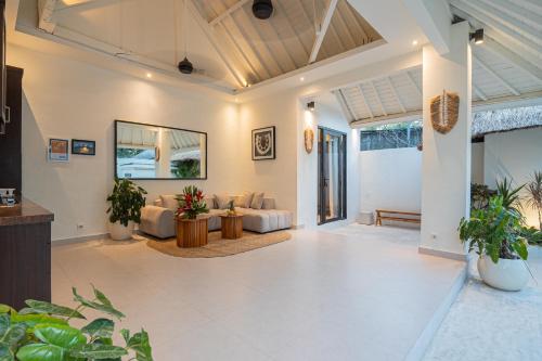 un salon avec des murs et des plafonds blancs dans l'établissement Coral Heaven 2 by Bali Villa Solutions, à Seminyak