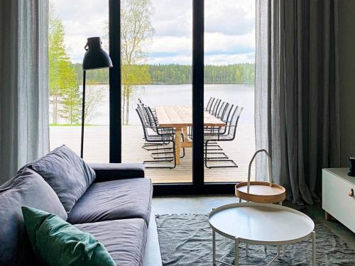 Posezení v ubytování Modern Lakeside Retreat-By Traum