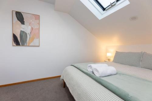 a bedroom with a bed and a painting on the wall at Central Methven Chalet, 3 Bedroom, Family Friendly in Methven