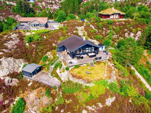 Steinsbøにある6 person holiday home in Urangsvågの丘の上の家屋