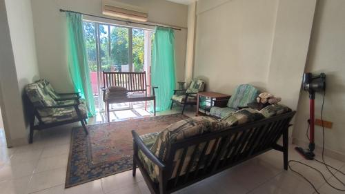 Χώρος καθιστικού στο ANHAAZ Lakefront Retreat