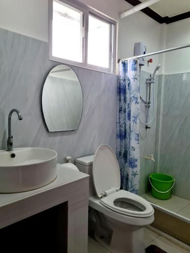 Bilik mandi di Alona Rose Hotel by SMS Hospitality