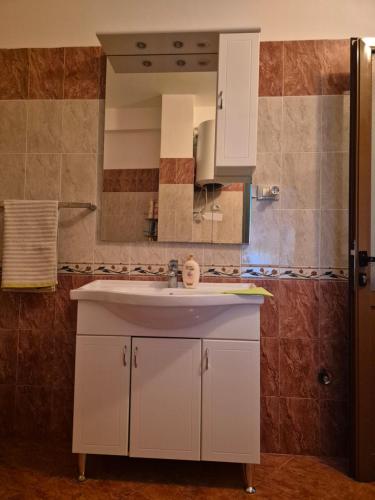 Η κουζίνα ή μικρή κουζίνα στο Accogliente casa nel centro storico di Valona