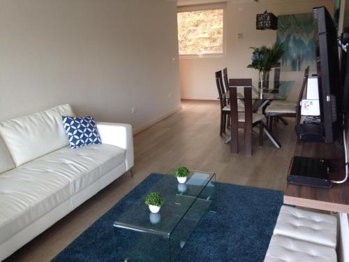 sala de estar con sofá blanco y mesa en Depto en Reñaca Solo Familias Wifi 3D2B en Viña del Mar