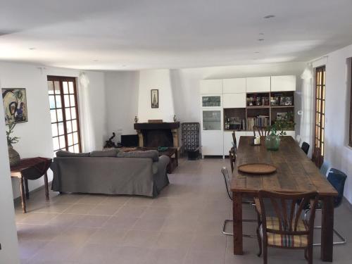 Χώρος καθιστικού στο Tranquil Vineyard Villa, Berlou