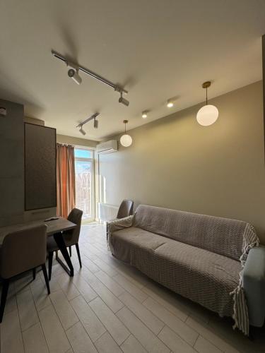 Χώρος καθιστικού στο Modern City View Apartment in Prime Location