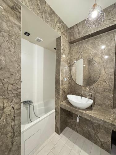 Ένα μπάνιο στο Modern City View Apartment in Prime Location