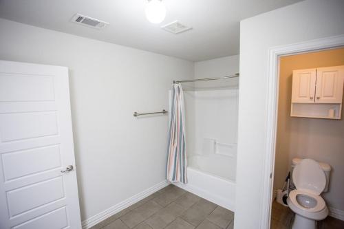 Koupelna v ubytování Cozy Studio Mins to JPS, Medical City, Historic District, Zoo, Water Garden