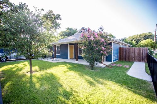 a house with a yard with a fence at Cozy Studio Mins to JPS, Medical City, Historic District, Zoo, Water Garden in Fort Worth