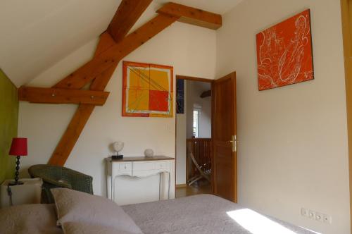 - une chambre avec un lit et une table dans l'établissement Chambre d'hote Le sablonnet, à Ciran