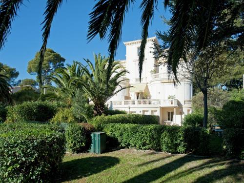 Villa on Côte d'Azur with Beachfront Views