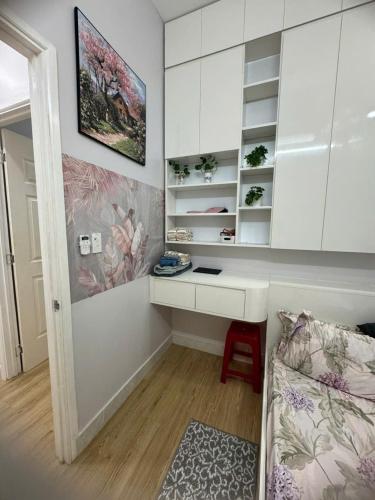 a room with a desk and a couch in a room at Peach Peach Home 2 in Ấp Mỹ Hòa