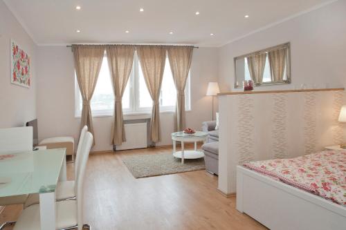 Posteľ alebo postele v izbe v ubytovaní Aurora Apartment Danube View