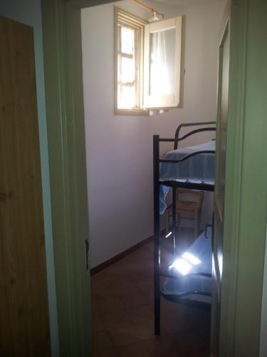 a room with a bed and a window at Agriturismo Vignavecchia in Vignacastrisi